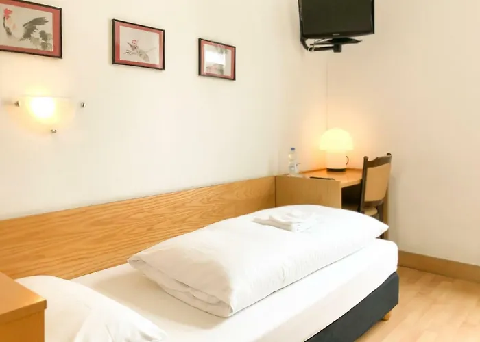 Moon Hotel 2*